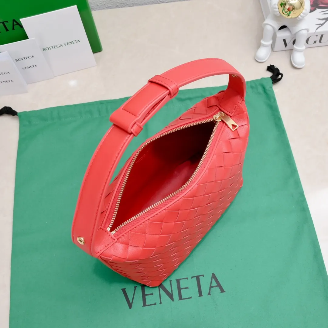 Batch 1360 #BvWallace Shoulder Lunch Bag 🔥 A lunch box bag that you can just grab and go. It is made of classic intrecciato weaving technology and reflects the craftsmanship of Bottega. The entire bag is made of top-grade happa lambskin. It is very soft and lightweight. The small bag shape is cute and exquisite. The interior capacity is also very large and can be carried under the arm. It is quite practical! The bottom of the bag is made of gold metal to prevent wear and tear. The details are really good! Choose this elegant commuting bag for Zaoba people~ Size: 22x13x9.5, model number; 7748#